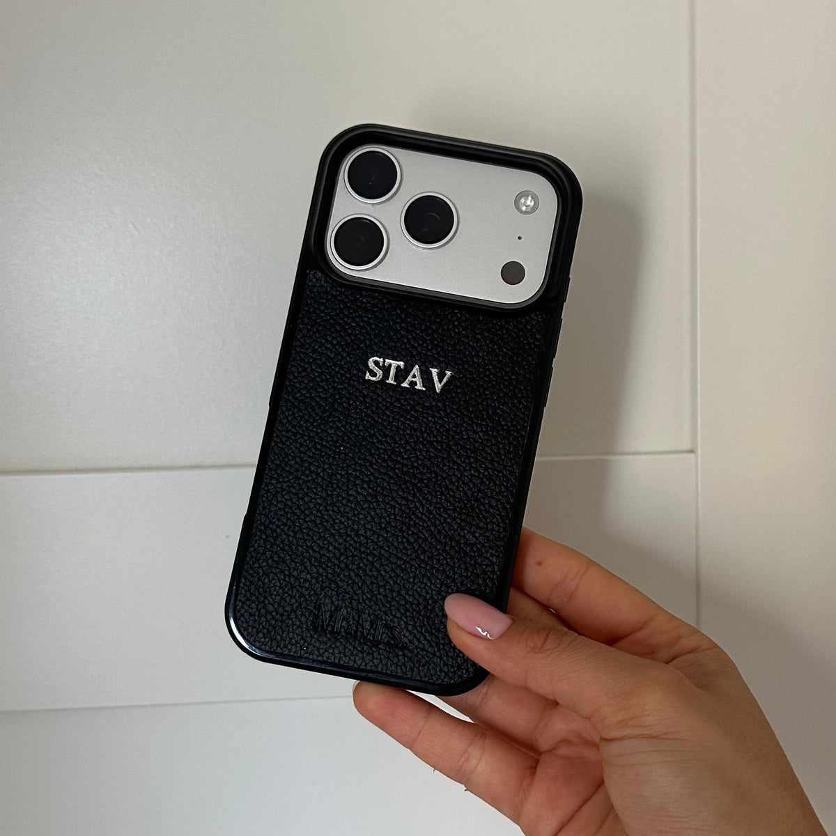 כיסוי לאייפון MagSafe שחור קלאסי