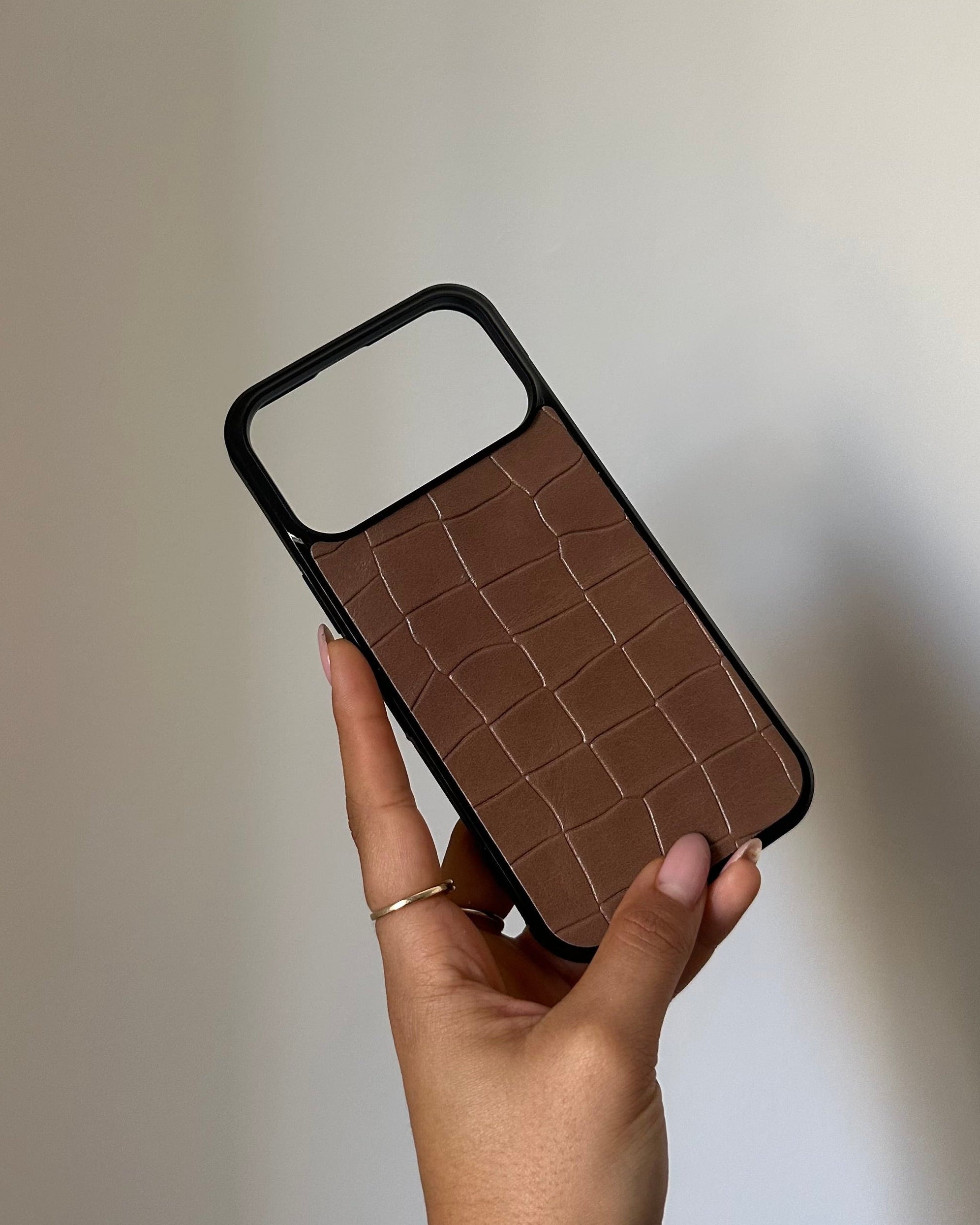 מגן עור לאייפון פודרה תנין