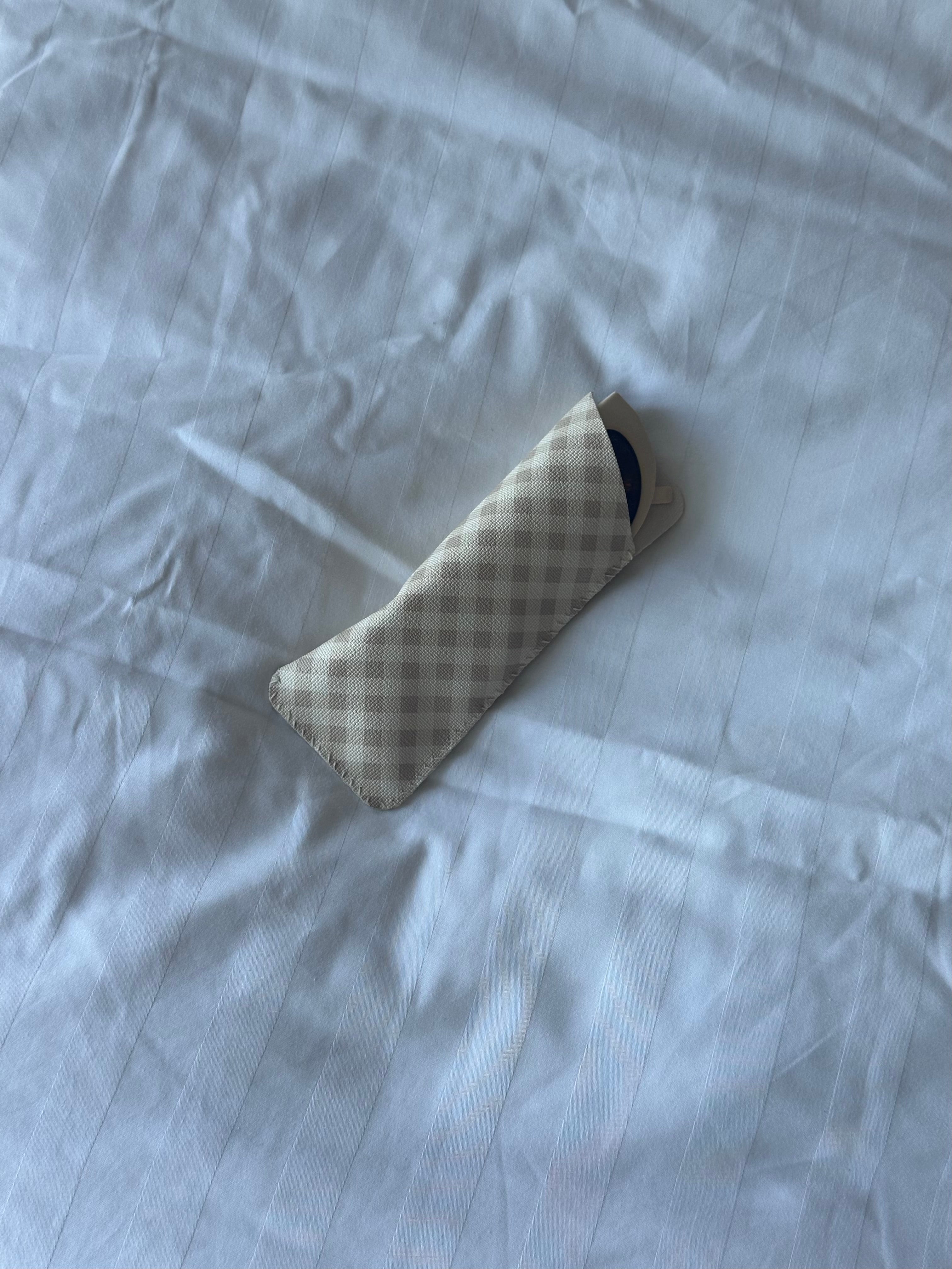 כיסוי למשקפיים משבצות שמנת בז׳
